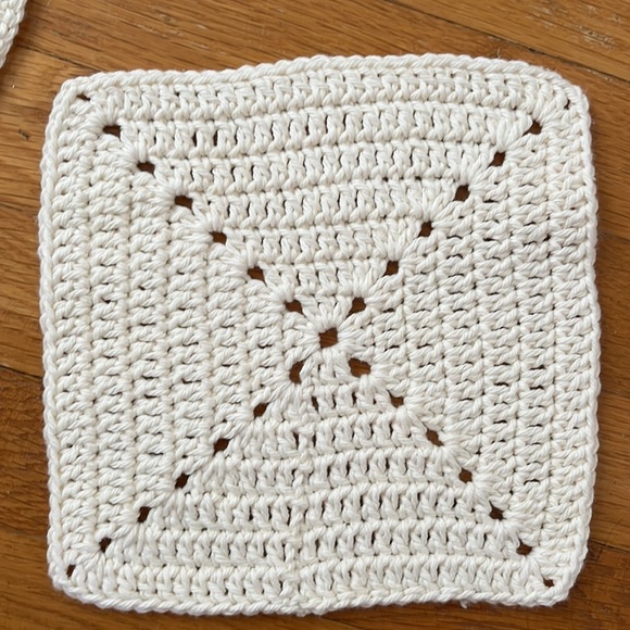 Set of 2 Handmade Crochet Ivory / Cream pot holders / doilies vintage - Picture 3 of 4